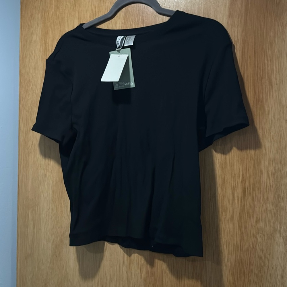 H&M black tee